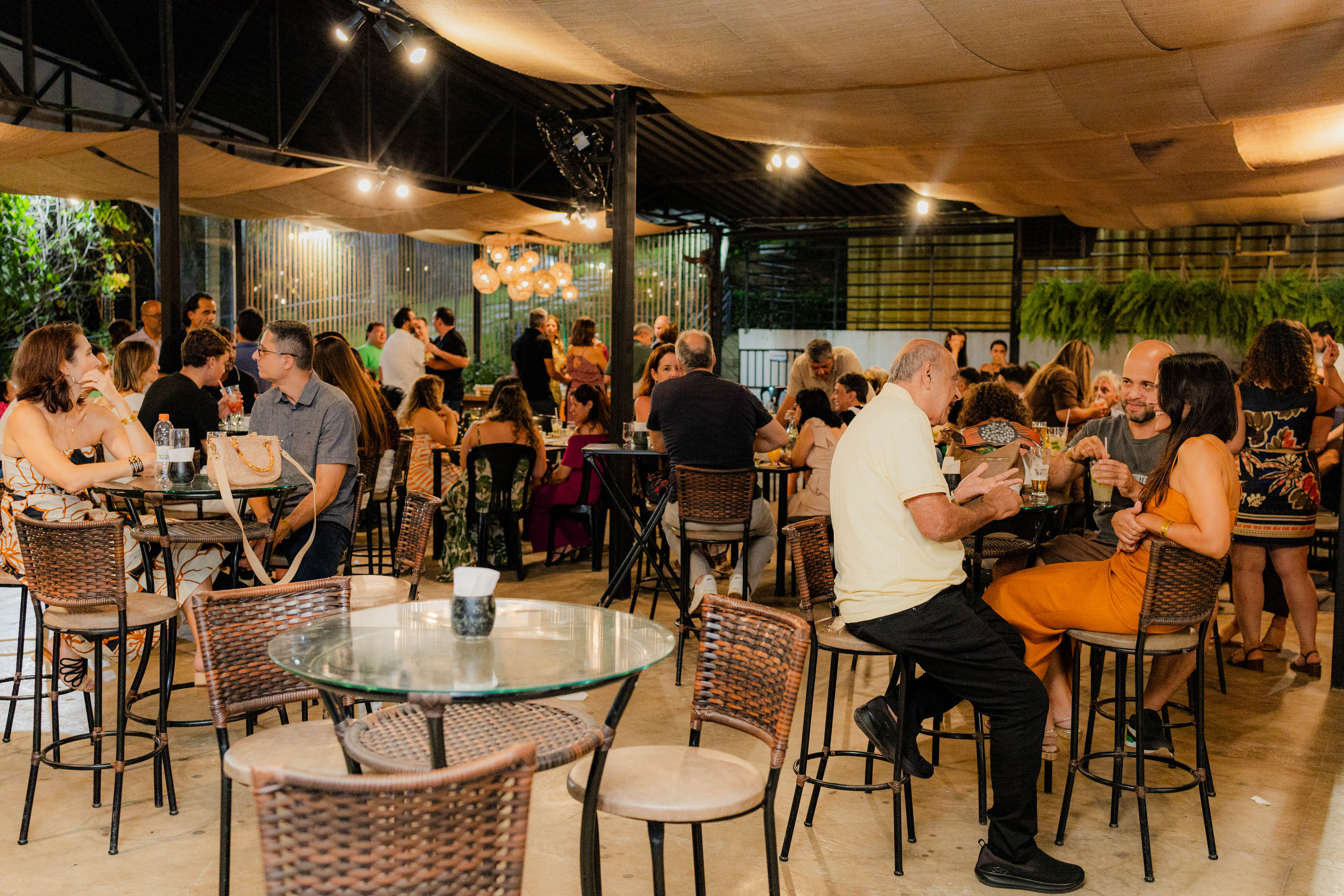 Mesas e banquetas, conforto para todos os convidados