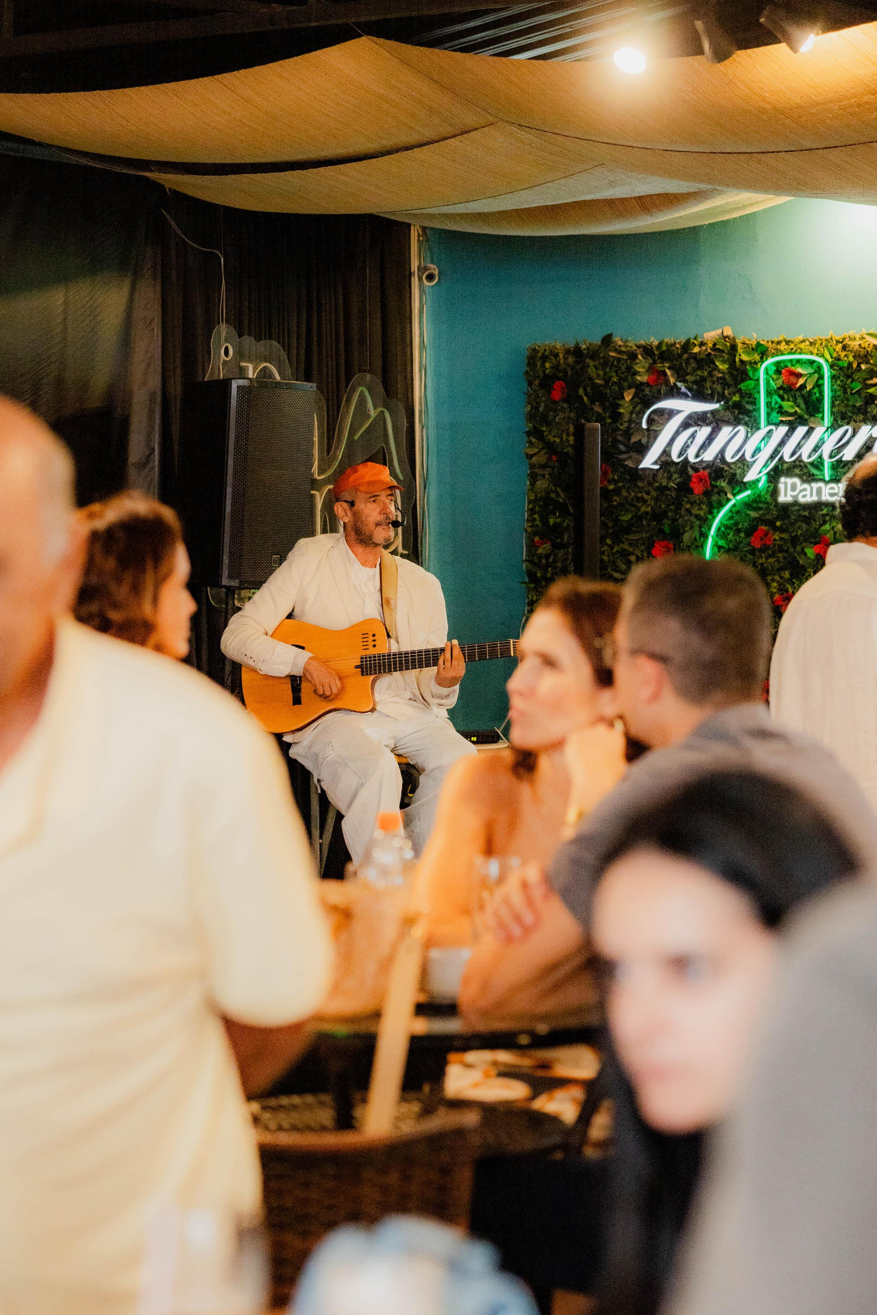 Música ao vivo, clima leve e descontraído